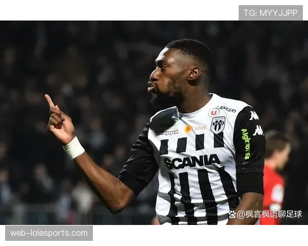 赛后更衣室直击:昂热主帅试图鼓舞士气,强调“战斗至最后一刻”